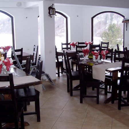 Taverna Pietrei Craiului Зэрнешти Экстерьер фото