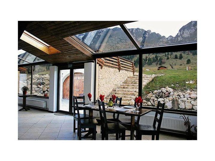 Taverna Pietrei Craiului Зэрнешти Экстерьер фото