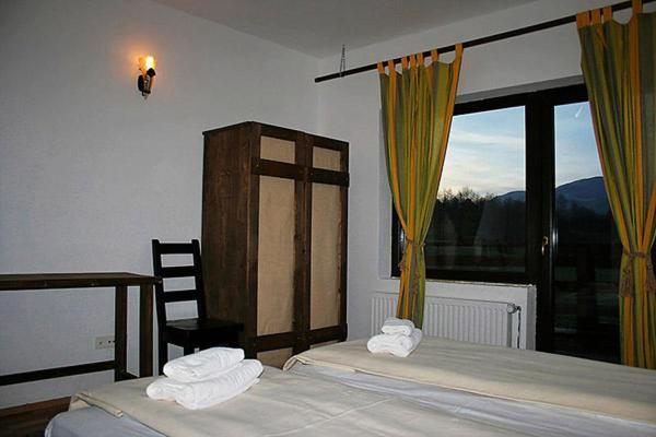Taverna Pietrei Craiului Зэрнешти Экстерьер фото